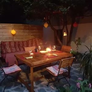 https://maison-atypique-au-pied-du-chateau.hotels-rhonealpes.com
