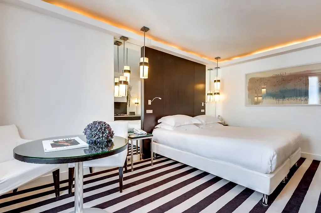 Le A Hotel Paris 4*,